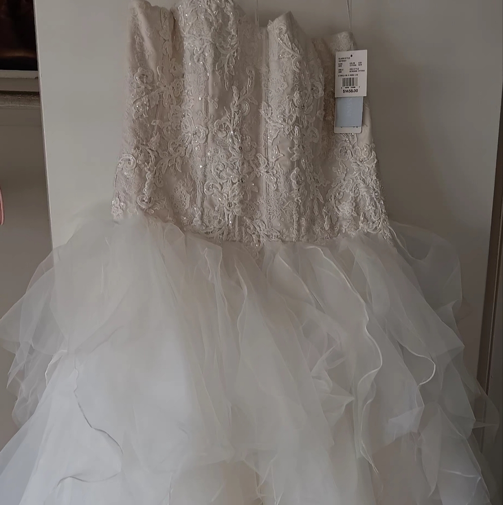 Oleg Cassini White Lace and Tulle Brides Wedding Dress